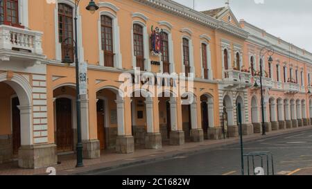 Riobamba, Chimborazo / Equateur - février 10 2019: Vue du bâtiment où le Gouvernement autonome municipal décentralisé de Riobamba travaille en t Banque D'Images