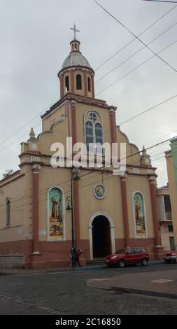 Riobamba, Chimborazo / Equateur - février 10 2019: Les gens qui marchent devant l'église de San Francisco, construite au XIXe siècle avec un néo-classique Banque D'Images