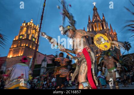 Les concheros mexicains dansent lors d'une cérémonie à l'extérieur de l'église Parroquia de Michael l'Archange pendant la semaine Fiesta du patron saint Michel 1er octobre 2017 à San Miguel de Allende, Mexique. Banque D'Images