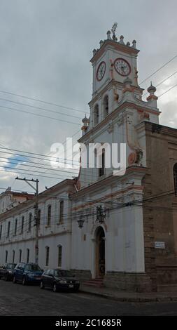 Riobamba, Chimborazo / Equateur - février 10 2019 : voitures garées devant la chapelle San Felipe de Neri, également connue sous le nom de chapelle du Sacré-cœur Banque D'Images