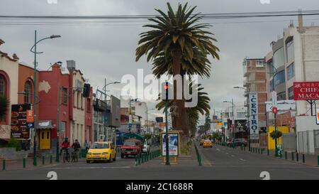 Riobamba, Chimborazo / Equateur - février 10 2019: Voitures roulant le long d'une avenue dans la zone commerciale de la ville Banque D'Images