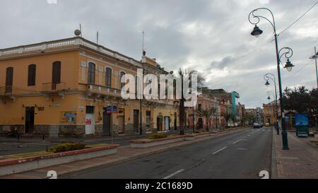 Riobamba, Chimborazo / Equateur - février 10 2019: Voitures roulant le long d'une avenue dans la zone commerciale de la ville Banque D'Images