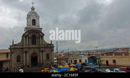 Riobamba, Chimborazo / Equateur - février 10 2019: Les gens magasinent au marché à côté de l'église de San Antonio de Padoue, construite au XIXe siècle Banque D'Images