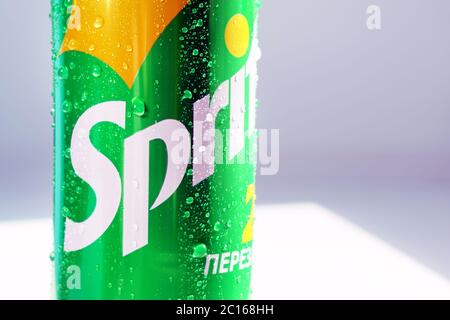 Tyumen, Russie-20 mai 2020 : logo de la canette de Sprite en gros plan avec des gouttes d'eau. Dégustation fraîche, boisson pétillante au citron et au citron vert. Banque D'Images