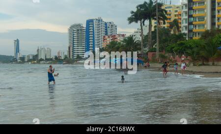 Tonsula, Esmeraldas / Equateur - février 21 2019: Touristes marchant sur la plage de Tonsula par une journée nuageux Banque D'Images