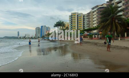 Tonsula, Esmeraldas / Equateur - février 21 2019: Touristes marchant sur la plage de Tonsula par une journée nuageux Banque D'Images