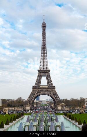 Tour Eiffel contre ciel nuageux Banque D'Images