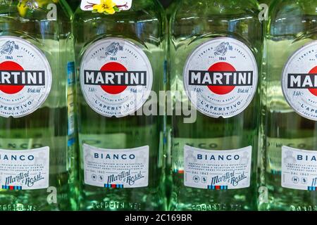 Tyumen, Russie-09 juin 2020 : des bouteilles de martini à col vermouth sont posées sur une étagère de supermarché. Vente de boissons alcoolisées Banque D'Images