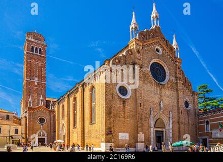 Venise, Italie, 13 septembre 2019: Basilique de Santa Maria Gloriosa dei Frari Église catholique avec clocher dans le centre historique de la ville sestiere de San Polo, ciel bleu, région de Vénétie Banque D'Images