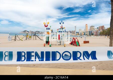 Benidorm, Espagne - 14 juin 2020 : plages vides et aire de jeux fermée à Benidorm en raison de la quarantaine pandémique du coronavirus Banque D'Images