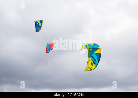 6 juin 2020 Kite surf navigue en altitude dans le ciel à Ballyholme Bay à Bangor en Irlande du Nord pendant une après-midi amusante appréciée par les passionnés de la région. Banque D'Images