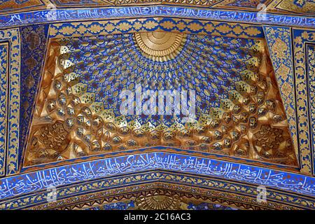 SAMARKAND, OUZBÉKISTAN - Mai 04, 2014 : Plafond du mausolée Aksaray Banque D'Images