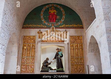 Particulier de l'intérieur de l'église à Alberobello, Puglia, Italie Banque D'Images