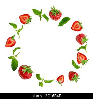 Cadre rond de fraises et de feuilles de menthe isolées sur blanc. Maquette, vue de dessus Banque D'Images
