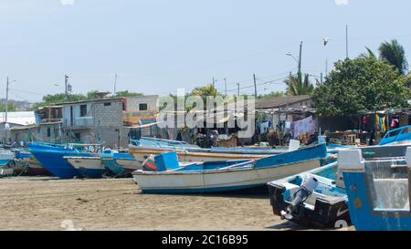 Petits bateaux de pêche garés sur l'estuaire à côté de la petite ville de Palmar attendant la marée haute pour naviguer sur la côte de l'Equateur Banque D'Images