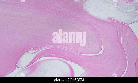 Motif abstrait marbellisé à effet de mélange de rose doux avec vagues ondulantes sur blanc dans une vue plein cadre pour papier peint ou imprimé Banque D'Images