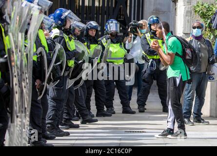 Pic shows: Black Lives Matter supporter Tunts police d'émeute à Trafalgar Square le samedi 13.6.20 photo par Gavin Rodgers/ Pixel8000 Banque D'Images