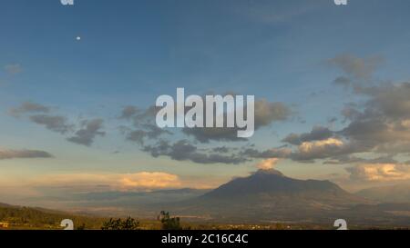 Vue panoramique sur le volcan Imbabura situé à côté du lac San Pablo au coucher du soleil. Imbabura - Equateur Banque D'Images