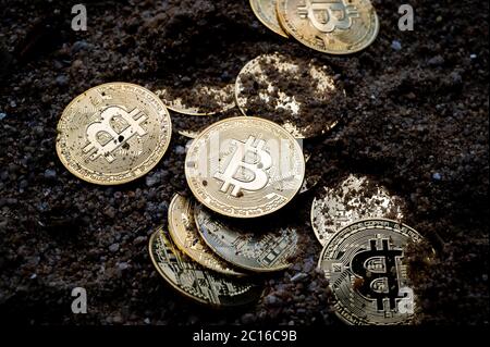 Hong Kong - 13 juin 2020 : dans cette illustration, des représentations visuelles de la crypto-monnaie numérique, Bitcoin, sont affichées. Photo de Yu Chun CH Banque D'Images