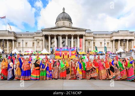 La danse Ghoomar, une danse traditionnelle du Rajastan, ouvre le festival Diwali in the Square sur Trafalgar Square, Londres Banque D'Images