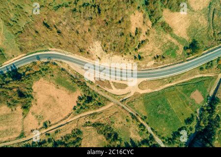 Vue aérienne de l'autoroute de montagne au printemps. Magnifique paysage avec vue panoramique. Montagnes carpathes. Ukraine Banque D'Images