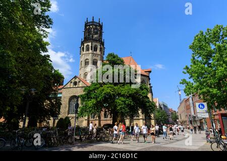 Église catholique Saint-Ludgeri et magasins de Ludgeristrasse Münster, Allemagne Banque D'Images