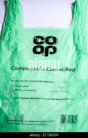 Sac de transport compostable de Co-Op à utiliser à la maison pour les déchets alimentaires et la composition à domicile Banque D'Images