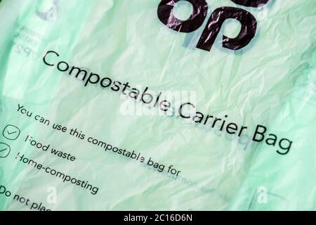 Sac de transport compostable de Co-Op à utiliser à la maison pour les déchets alimentaires et la composition à domicile Banque D'Images