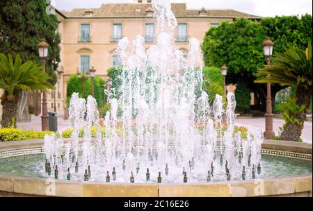 Fontaine sur la place (Plaza de la Glorieta) à côté de l'Hôtel de ville de Murcia, Espagne Banque D'Images