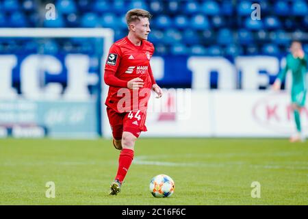 Mannheim, Allemagne. 14 juin 2020. Football: 3ème division, SV Waldhof Mannheim - Bayern Munich II, 32e jour de match, au stade Carl-Benz. Dennis Waidner, de Munich, joue le ballon. Credit: Uwe Anspach/dpa/Alamy Live News Banque D'Images