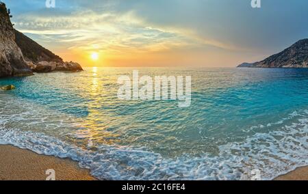 Coucher de soleil Plage de Myrtos (Grèce, Kefalonia, Mer Ionienne). Banque D'Images