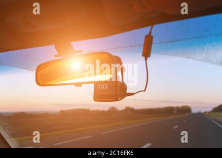 Vue de la route sur le siège avant, du rétroviseur et de l'enregistreur de vitesse en plein soleil. Mouvement flou Banque D'Images