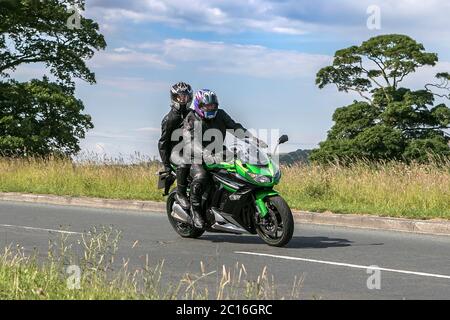 Un motard pilote de Harley-Davidson Fxfbs FAT BOB 114 1868 19 près de Chorley dans Lancashire, Royaume-Uni Banque D'Images