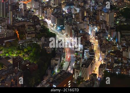 Tokyo, Japon - 20 avril 2014 : vue aérienne du quartier de Roppongi de nuit. Roppongi est célèbre pour ses riches collines Banque D'Images