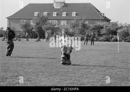 Journée sportive, base navale, 1981 septembre, Ile de Borkum, Basse-Saxe, Allemagne Banque D'Images