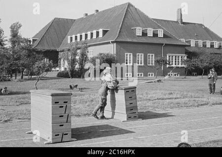 Journée sportive, base navale, 1981 septembre, Ile de Borkum, Basse-Saxe, Allemagne Banque D'Images