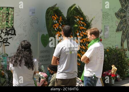 Des amis et des proches des victimes ont été respectués pendant le 3e anniversaire.soixante-dix-deux personnes ont été tuées dans l'incendie qui a brûlé la tour de 24 étages à Kensington, dans l'ouest de Londres, le 14 juin 2017. Le site Grenfell doit être converti en site commémoratif une fois la déconstruction terminée d'ici 2022. Banque D'Images