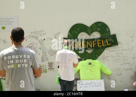 Des amis et des proches des victimes ont été respectués pendant le 3e anniversaire.soixante-dix-deux personnes ont été tuées dans l'incendie qui a brûlé la tour de 24 étages à Kensington, dans l'ouest de Londres, le 14 juin 2017. Le site Grenfell doit être converti en site commémoratif une fois la déconstruction terminée d'ici 2022. Banque D'Images