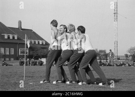 Journée sportive, base navale, 1981 septembre, Ile de Borkum, Basse-Saxe, Allemagne Banque D'Images