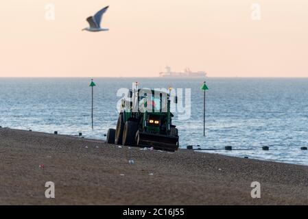 Nettoyage de tracteurs Jubilee Beach sur l'estuaire de la Tamise à Southend on Sea, Essex, Royaume-Uni. Tamise. Nettoyage des déchets tôt le matin. Plastique Banque D'Images