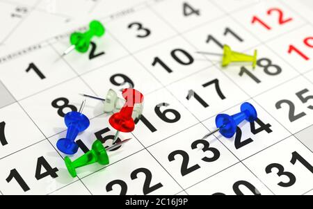 Code PIN rouge marquant le 15e sur un calendrier Banque D'Images