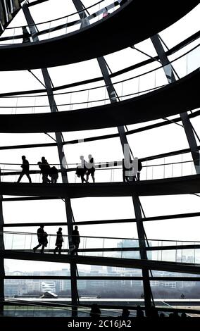 Touristes à l'intérieur du dôme en verre du bâtiment du Parlement Reichstag à Berlin, en Allemagne, conçu par l'architecte Norman Foster Banque D'Images