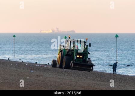 Nettoyage de tracteurs Jubilee Beach sur l'estuaire de la Tamise à Southend on Sea, Essex, Royaume-Uni. Tamise. Nettoyage des déchets tôt le matin. Plastique Banque D'Images