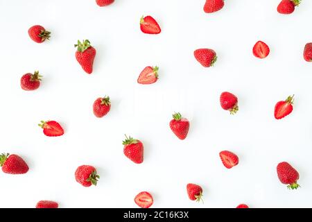 Trancher le motif fraise sur fond blanc. Pose à plat. Vue de dessus. Baies sucrées d'été Banque D'Images