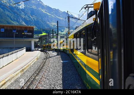 Gare Wengen partie de Bernese Highlands chemin de fer à Grindelwald , région de Jungfrau, Oberland bernois, Suisse. Banque D'Images