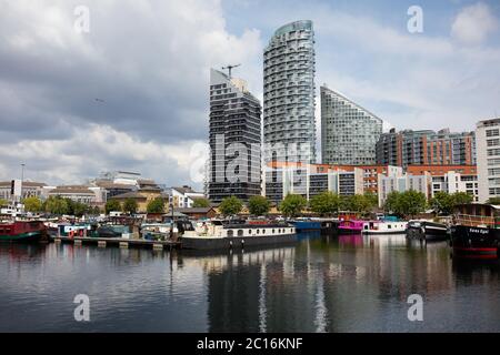 Péniche ancrée à Poplar Dock Marina, Londres, Royaume-Uni Banque D'Images