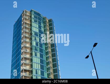 Lune dans le ciel bleu du soir entre le bloc-appartement de la Velocity Tower et la lumière de la rue, Sheffield Banque D'Images