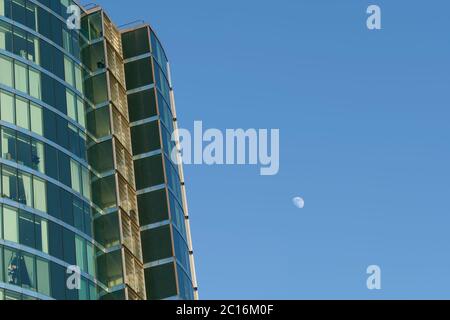 Lune dans le ciel bleu le soir à côté de la Velocity Tower, à Sheffield Banque D'Images