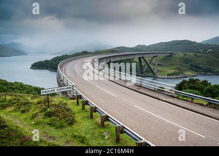 Kylesku Pont sur le Loch une Chairn Bhain à Sutherland, en Écosse, une partie de la côte nord 500 Scenic Drive Banque D'Images