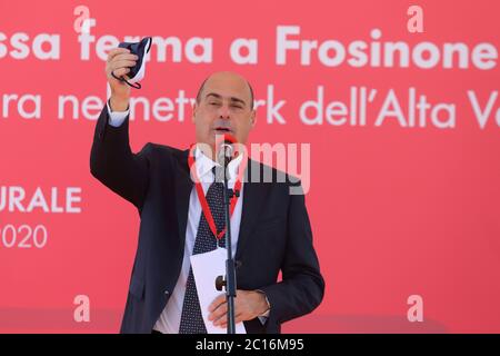 Frosinone, Italie - 14 juin 2020 : le président de la région Latium Nicola Zingaretti montre le masque qui parle de l'urgence Covid-19 lors de l'inauguration du nouvel arrêt de Frecciarossa à Frosinone Banque D'Images
